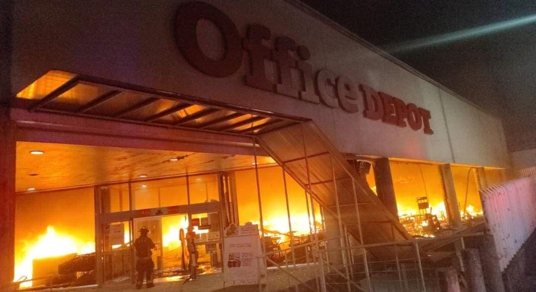 Video: Fuerte incendio en un Office Depot en la Cdmx