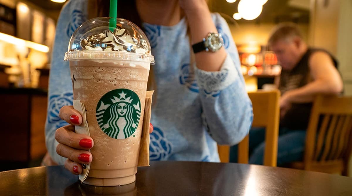 Starbucks: Empleado pide a una adolescente que quite la tapa a su café si se siente en riesgo