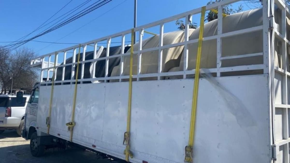 Rescatan a 59 centroamericanos escondidos en tinacos falsos, 19 eran menores de edad