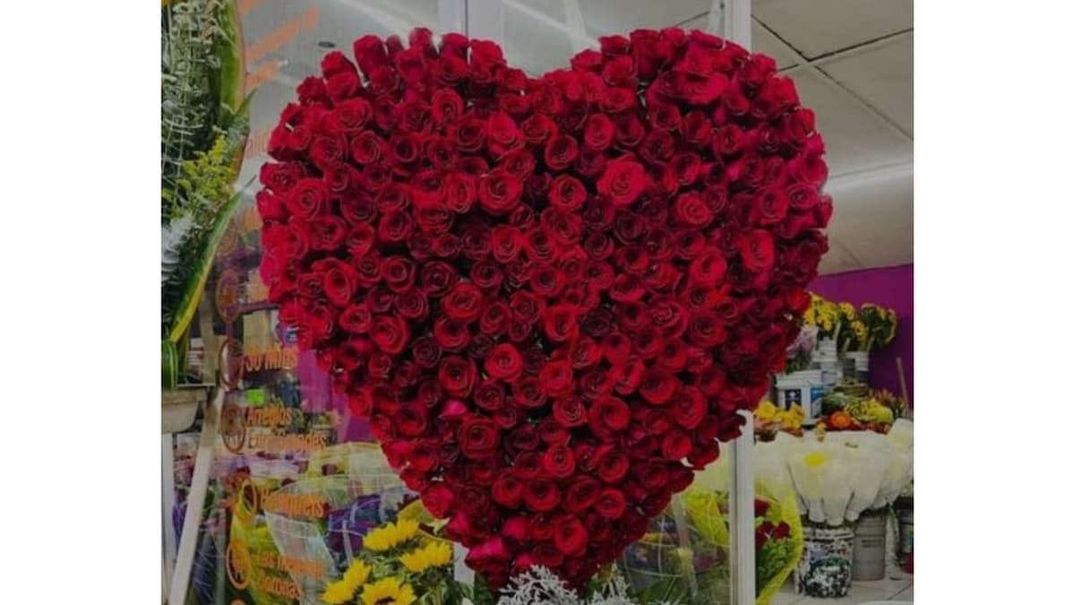 Se roban arreglo de flores de panteón para darlo como regalo del 14 de febrero