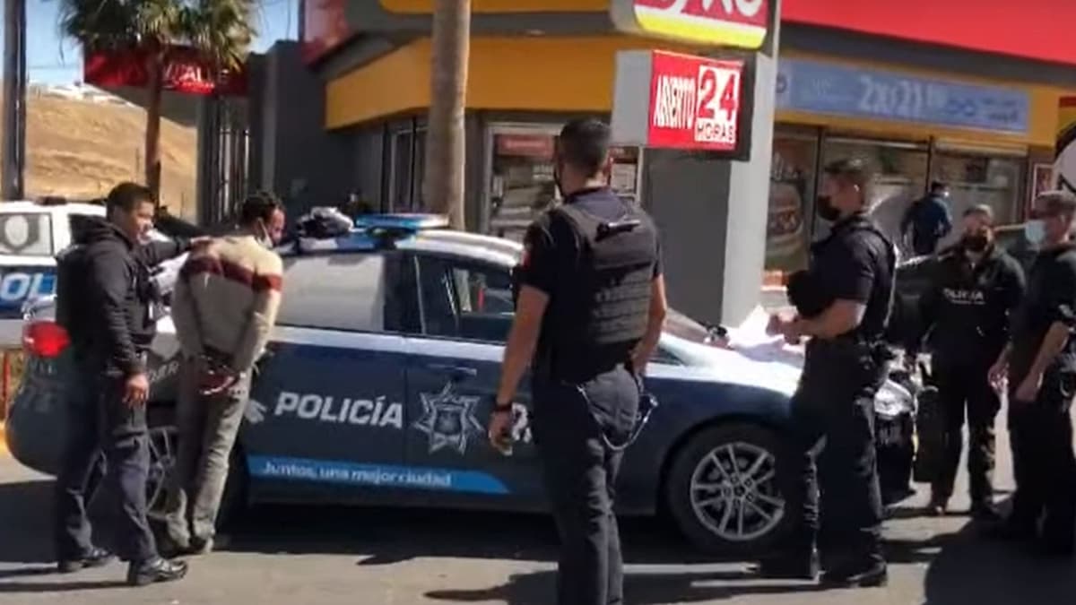 VIDEO: Hombre entra a Oxxo y come un lonche, se niega a pagarlo