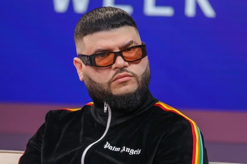 Farruko pide perdón por las letras de sus canciones y hace misa en concierto