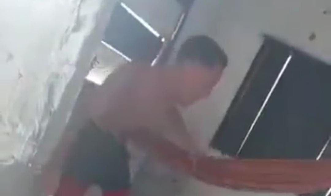 FUERTE VIDEO: Sujeto apuñala a un perrito; asesino es buscado