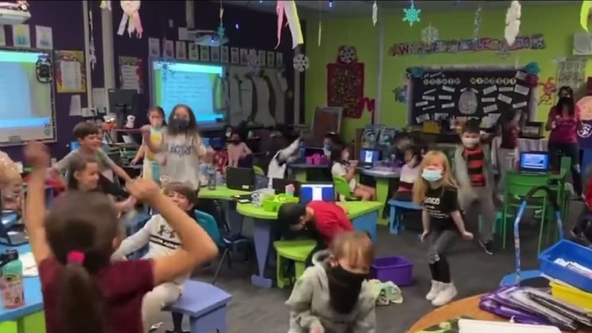 Video: Niños gritan de alegría al avisarles que cubrebocas ya no es obligatorio