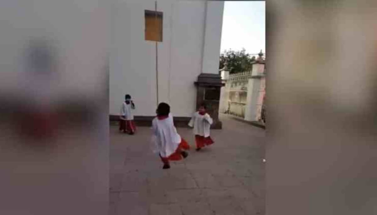 VIDEO: Monaguillos "vuelan" al tocar una campana en Colima y se vuelve viral