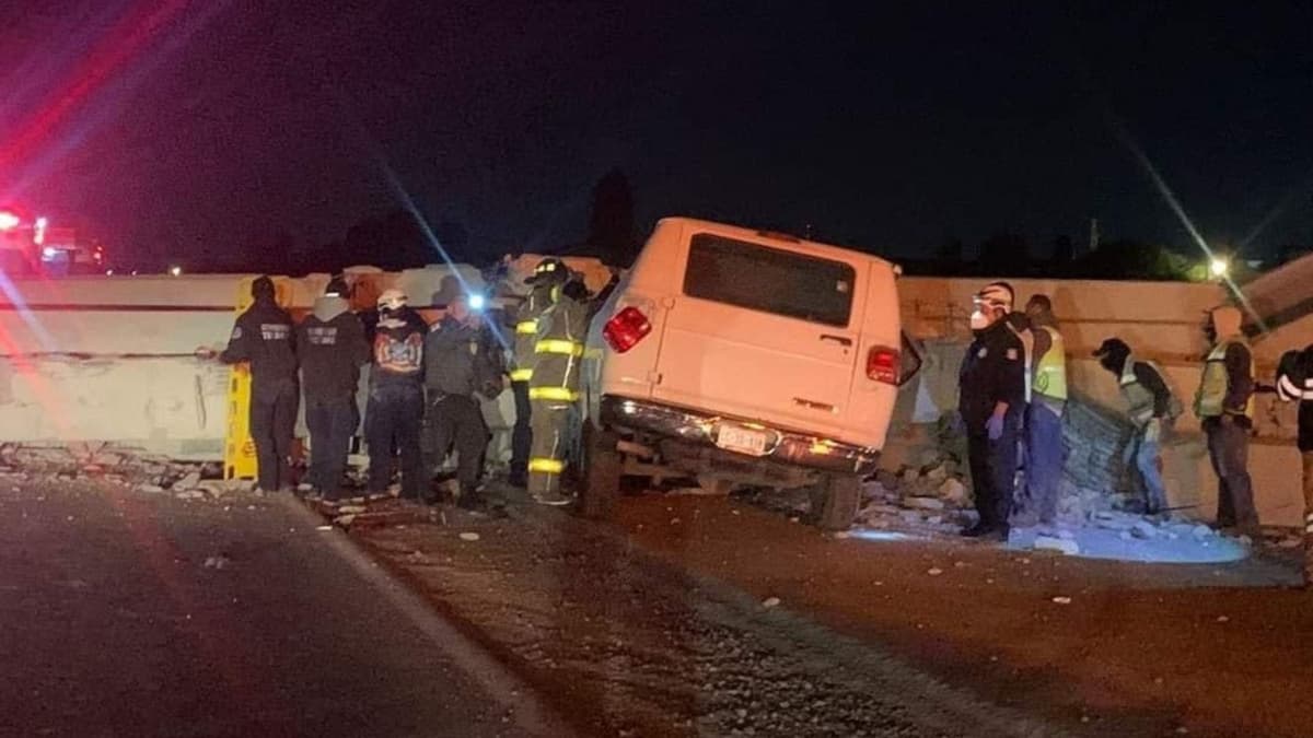 Se desploma puente sobre la autopista México-Pachuca, cayó encima de una camioneta