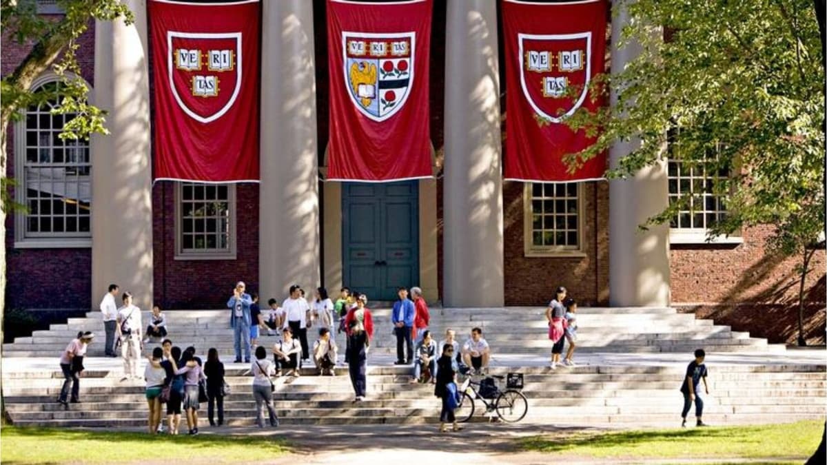 Alumnas entablan demanda contra Harvard por ignorar acosos por parte de un profesor
