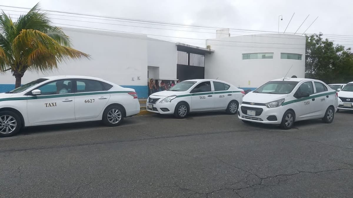 Taxistas rodean la Fiscalía General del Estado y exigen liberación de compañeros