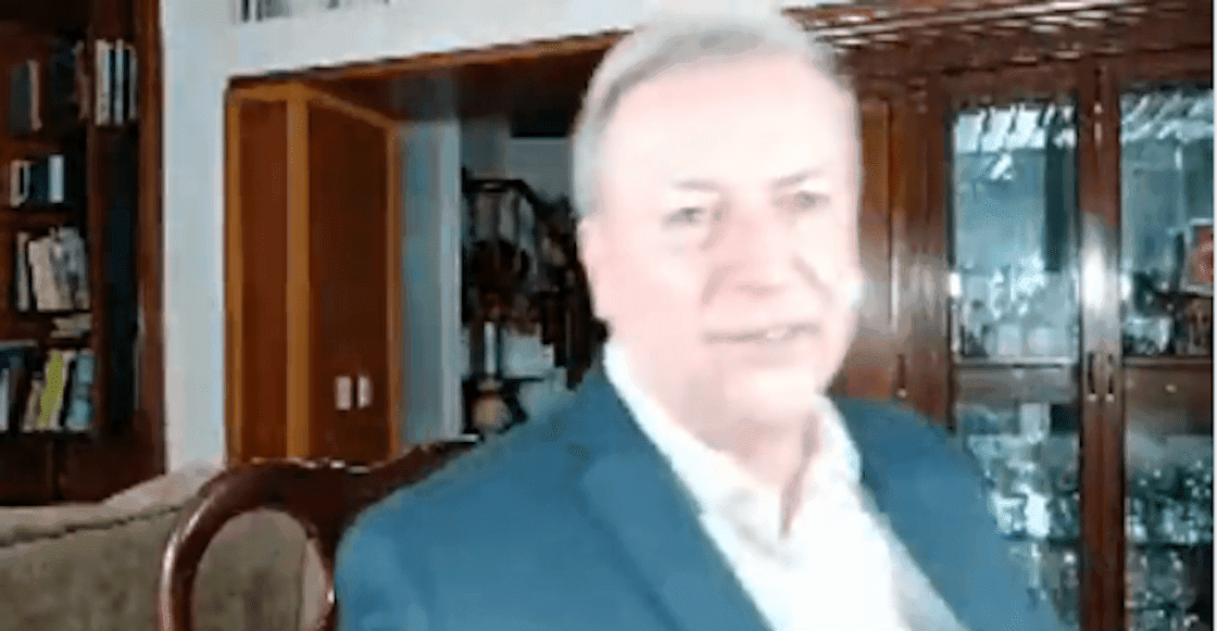 VIDEO: En plena transmisión se le rompe la silla a líder de Frente antiAMLO