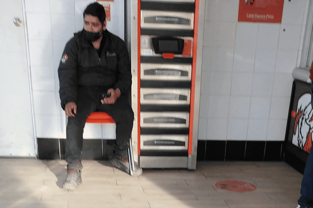 ¿Traición? Captan a trabajador de Domino's Pizza en un Little Caesars