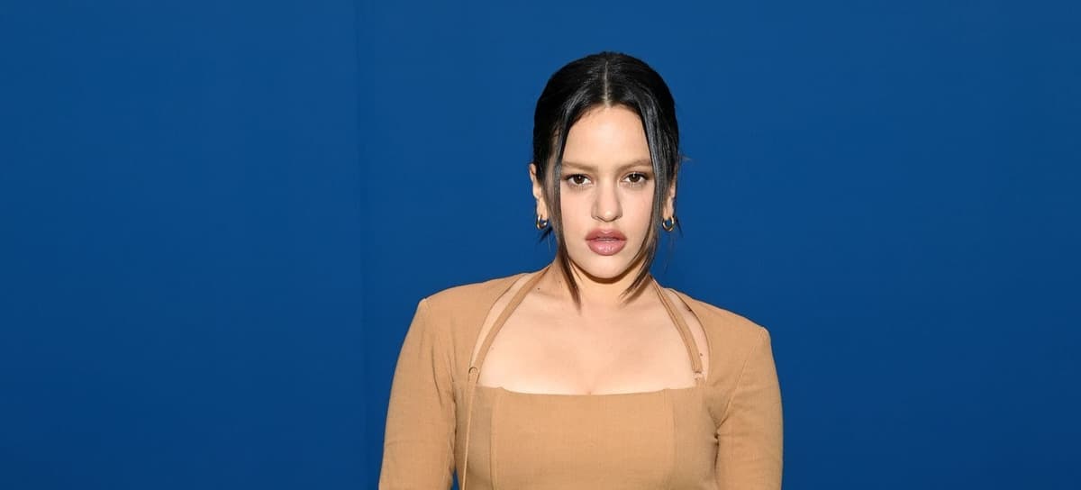 Rosalía recita el 'padre nuestro' en catalán y un presentador cree que está rapeando