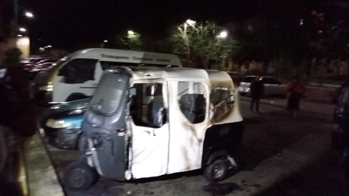Incendian dos mototaxis en Cancún por presunto derecho de piso