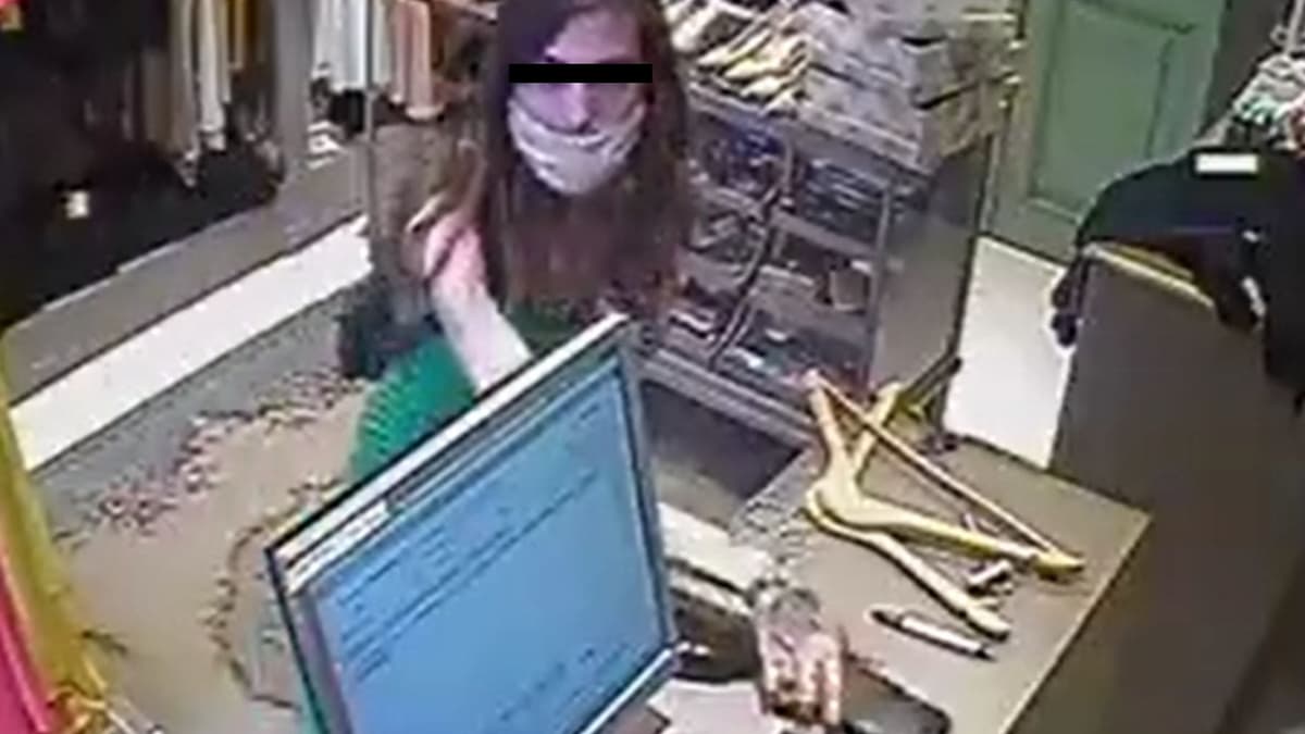 ¡Increíble! Se hace pasar por clienta para robarle el celular a una vendedora en un descuido (video)