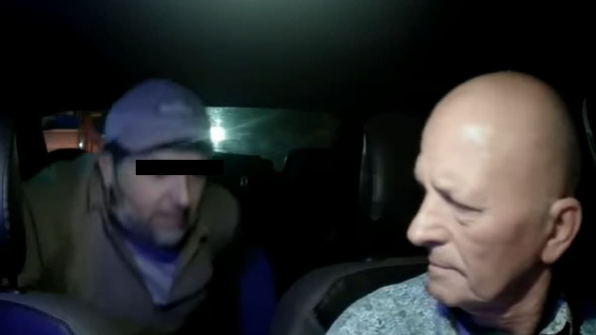 VIDEO: Ladrón se hace pasar por pasajero para robar dinero a taxista y queda grabado