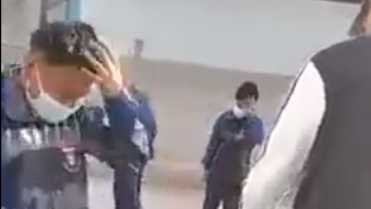 Profesor corta el cabello a sus estudiantes 'por disciplina', lo suspenden y es investigado