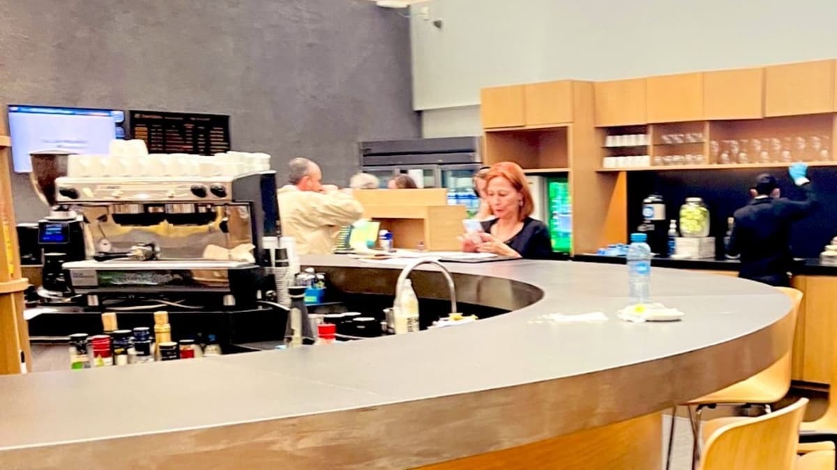 Critican a Tatiana Clouthier por no usar el AIFA, la captaron en sala VIP del AICM