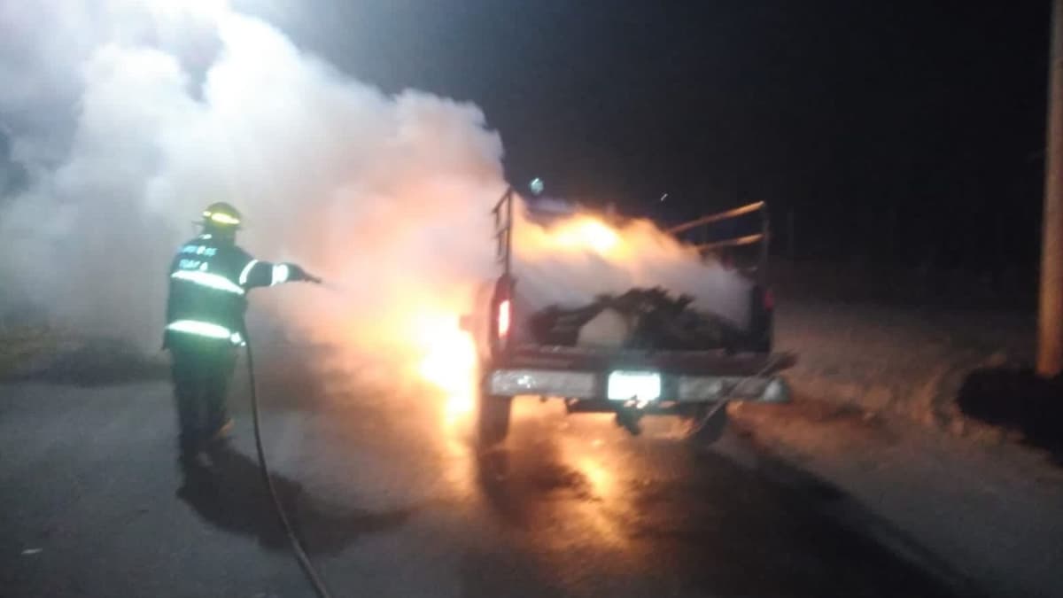 Encuentran una camioneta con cinco cuerpos calcinados en Celaya