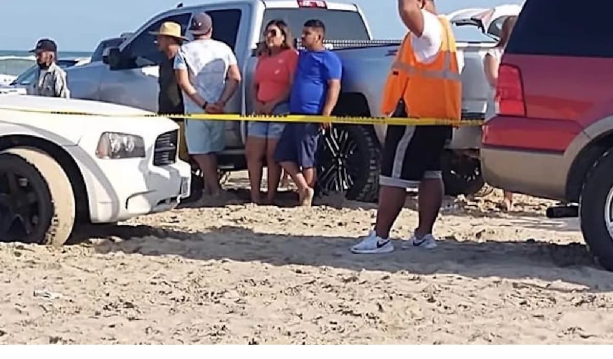 Conductor arrolló a jóvenes que amigos enterraron en la playa