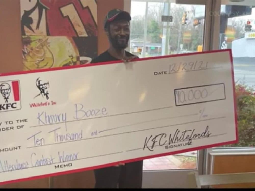 KFC otorga bono de 200 mil pesos a empleado por no faltar ni llegar tarde al trabajo