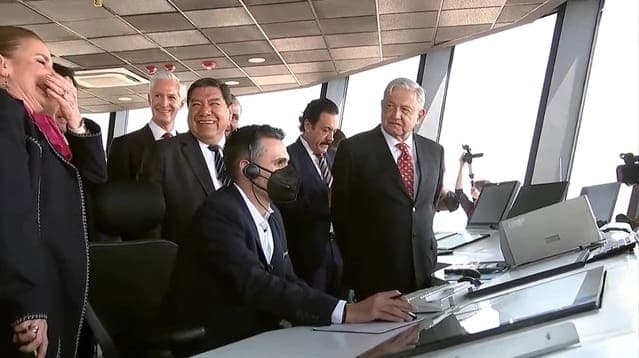 Aeropuerto Felipe Ángeles AIFA: Beatriz Gutiérrez hace broma de Peña Nieto en el primer aterrizaje