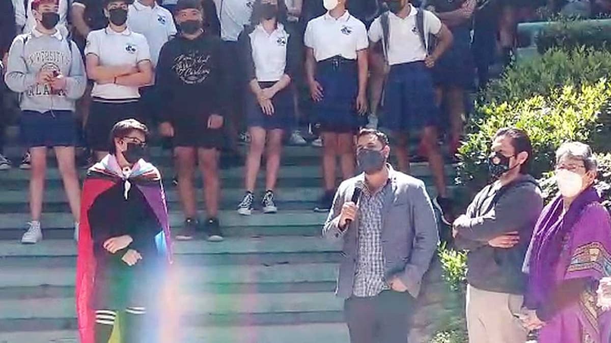 Estudiantes exigen que los hombres puedan usar falda en preparatoria de Tijuana