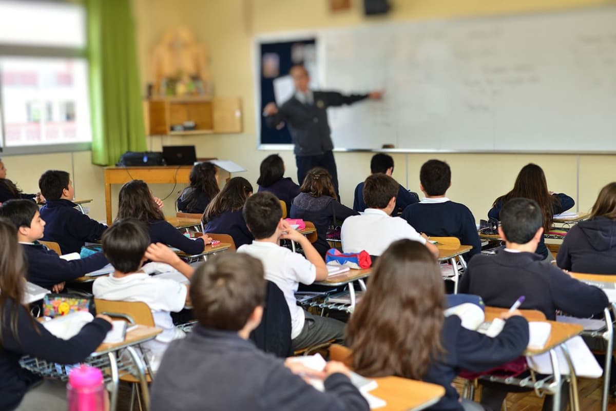 Cambian de escuela a maestro acusado de abuso y suma nuevas denuncias
