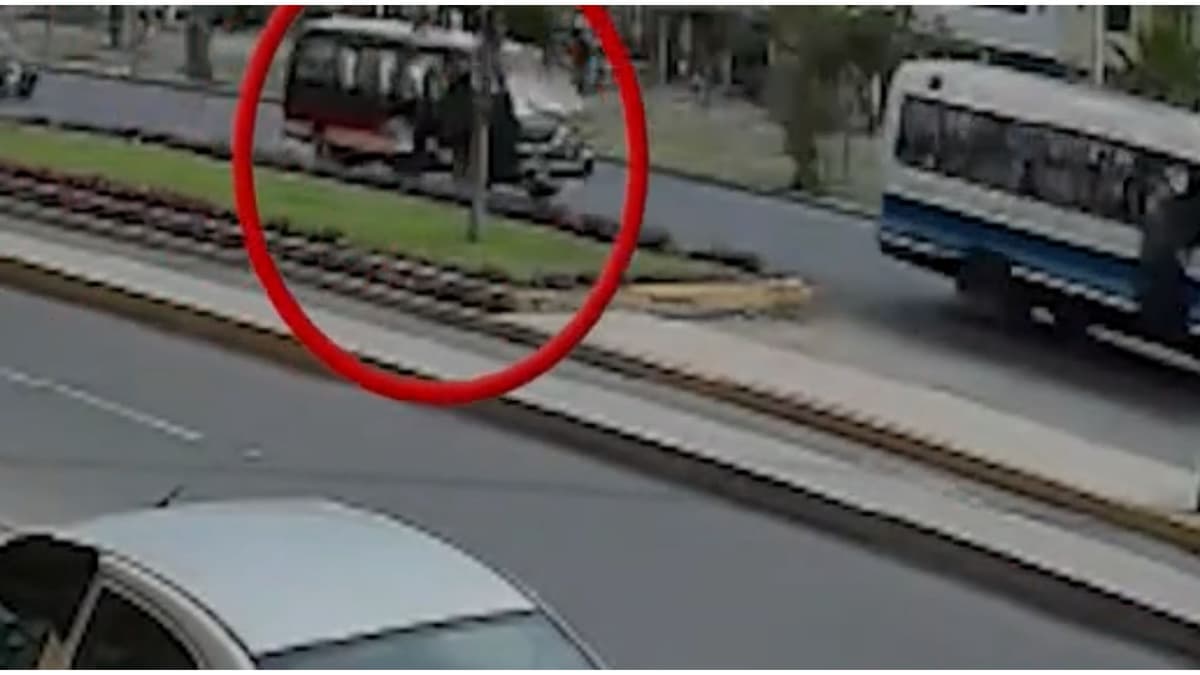 Mujer cae desde un bus en marcha, chofer se peleaba con otro por el pasaje