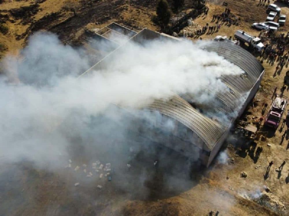 Bomberos laboran más de 8 horas tras incendio de bodega en Edomex
