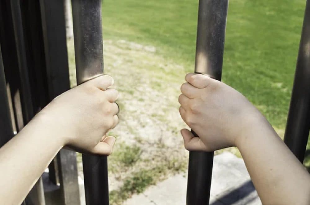 Rescatan a menor atorada entre los barrotes de una reja en Cancún