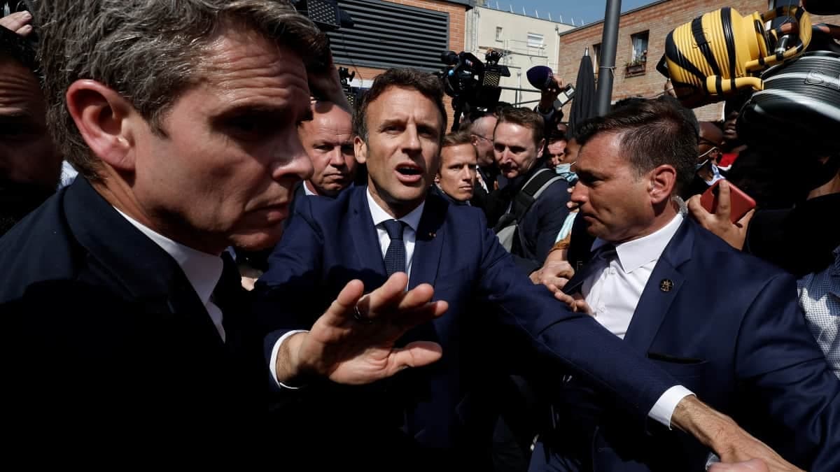 Lanzan tomates a Emmanuel Macron durante visita a un mercado