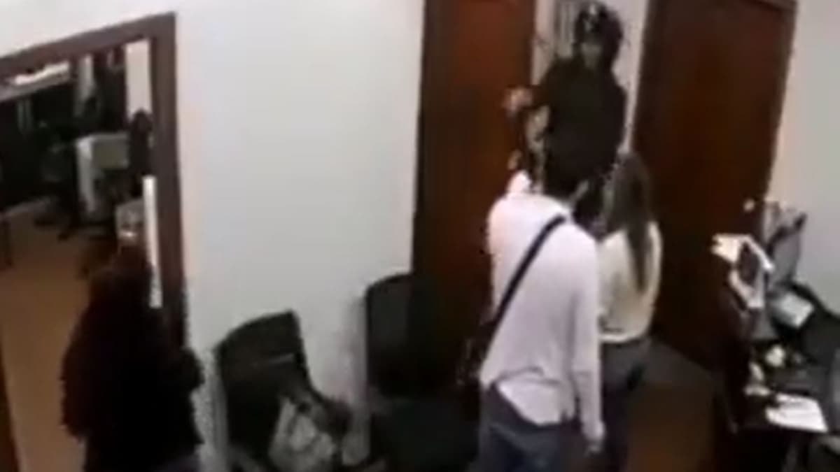 Cámaras de seguridad captan agresión a una mujer en una oficina jurídica