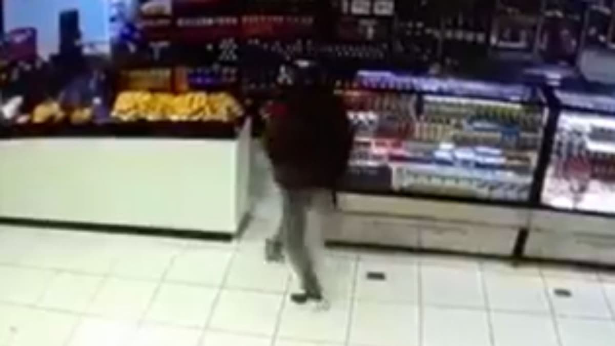 VIDEO: Asaltan panadería en un minuto y se llevan más de 21 mil pesos