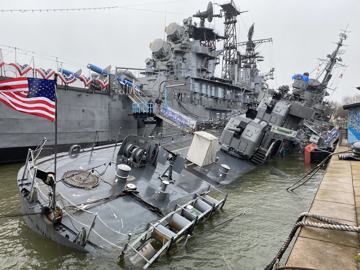 Un destructor clase Fletcher de la Marina de los Estados Unidos se hunde parcialmente