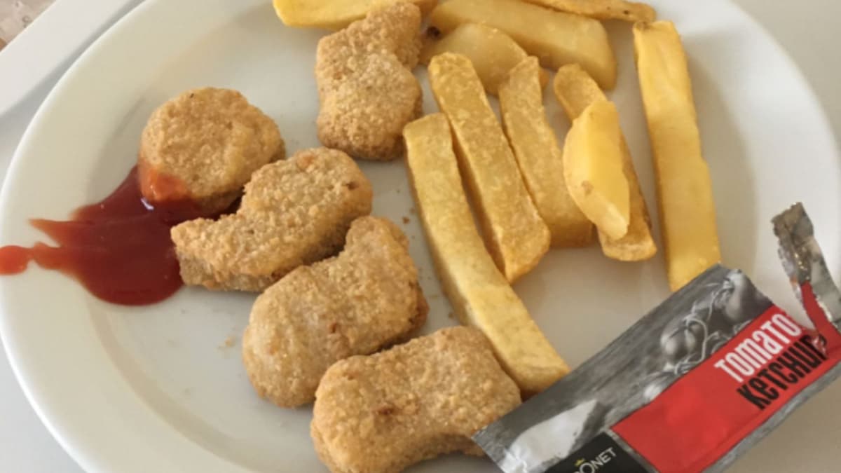Polémica en un hospital tras servirle nuggets y papas fritas a un paciente