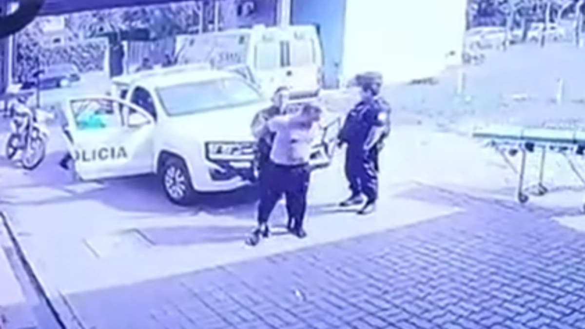 VIDEO: Hombre con esposas le quita el arma a un policía y le dispara en tres oportunidades