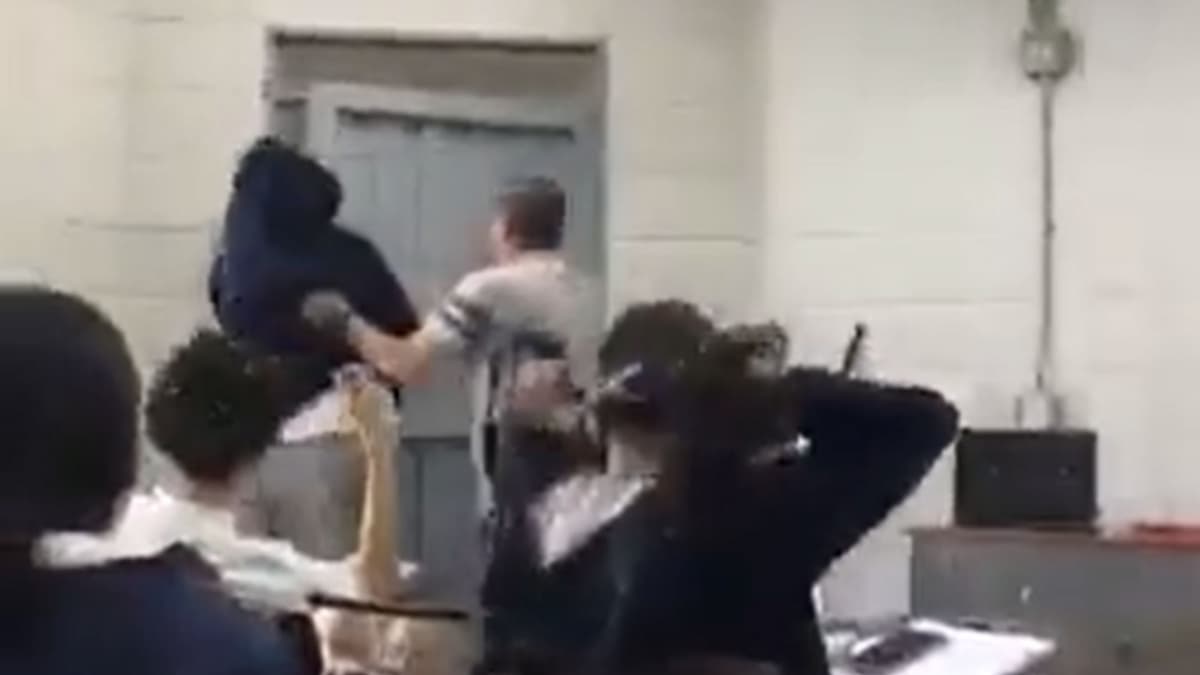 VIDEO: Captan a profesor sacando a empujones a un estudiante de un salón de clases y causa polémica