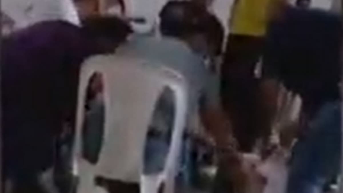 Video: Pidió el tarjetón de votación y luego se limpió con él