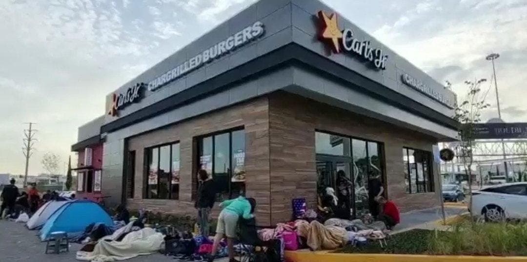 Video: Duermen afuera del Carl's Jr de Puebla para recibir hamburguesas gratis por un año