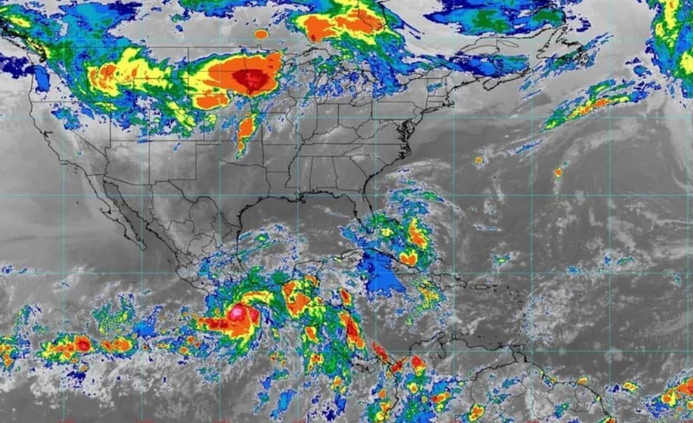 Huracán “Agatha” afecta con lluvias a Quintana Roo