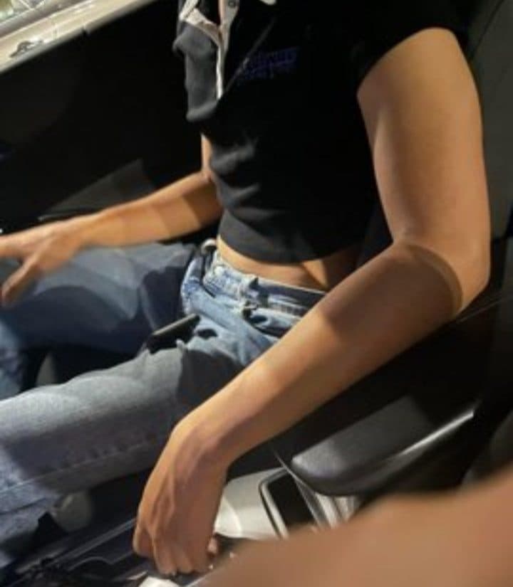 Le niegan la entrada a un bar por llevar un "croptop"