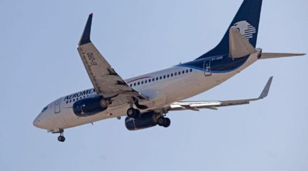 Más problemas en AICM; avión aborta aterrizaje por pista ocupada y se cae un cancel de vidrio