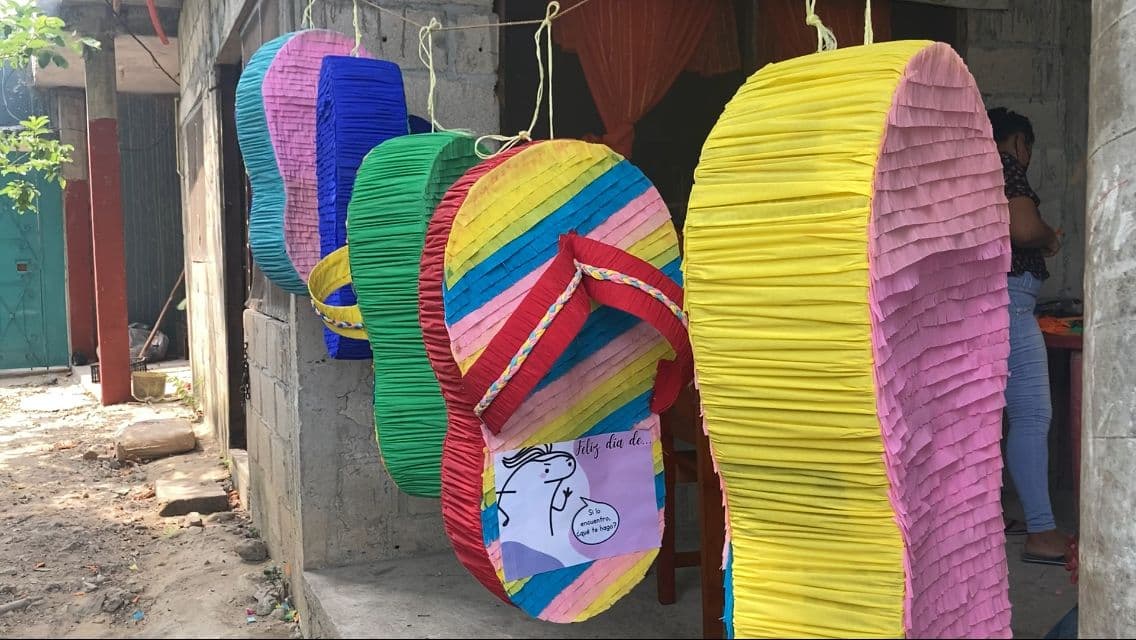 Fabrican piñatas de la "chancla voladora" para festejar el Día de las Madres
