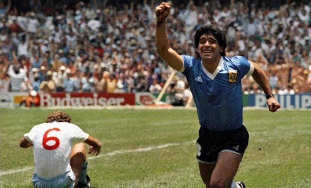 Video: Venden camiseta que usó Maradona contra los ingleses en México 86 por 9 mdd