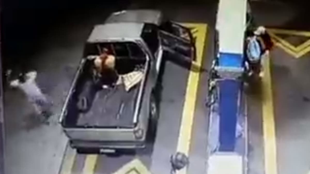 VIDEO: Hombre usa un machete para defenderse de un asalto en una gasolinera