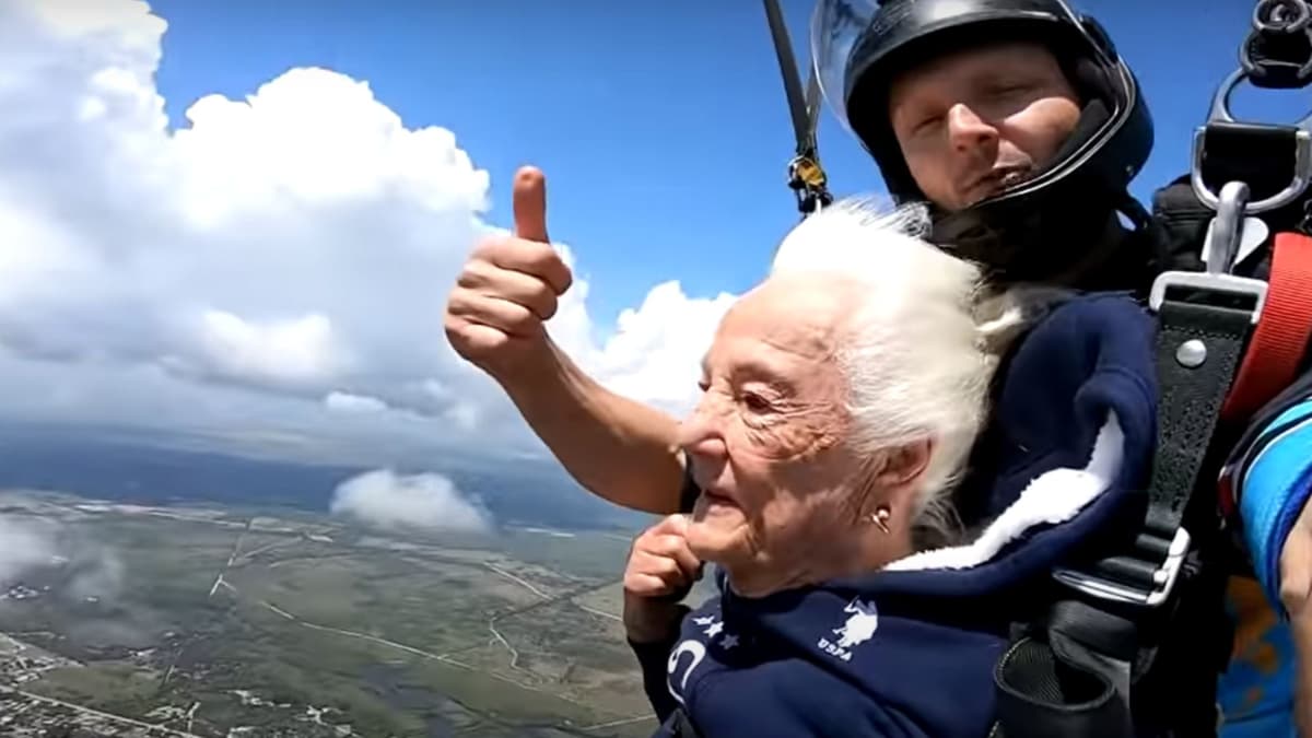 VIDEO: Enfermera de la Segunda Guerra Mundial celebra 100 años de vida saltando en paracaídas
