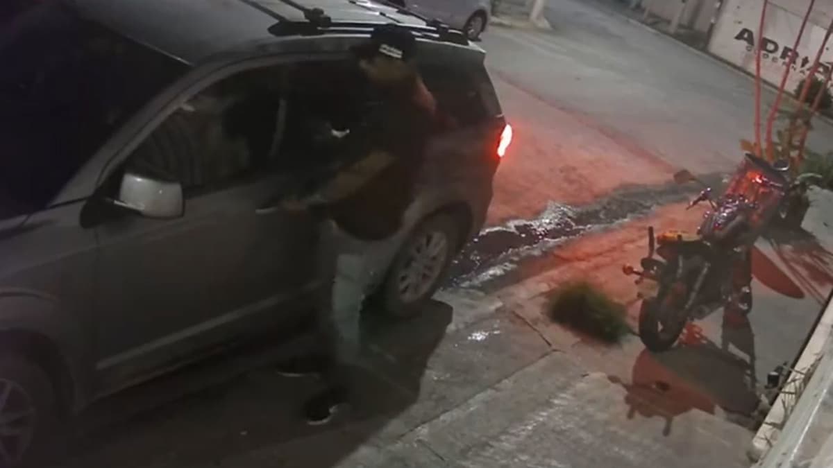 VIDEO: Le roban a mujer su camioneta frente a su casa en Nuevo León