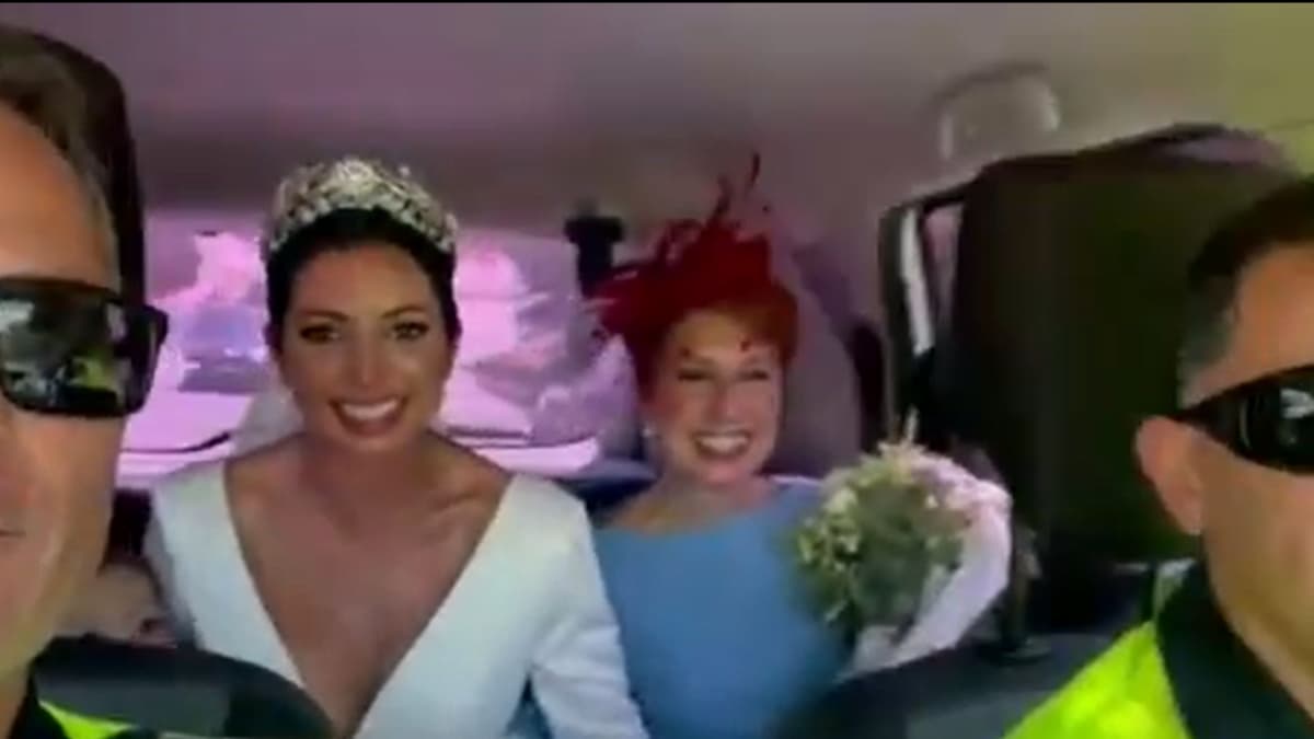 VIDEO: Coche en donde va la novia se descompone, la lleva la policía a la iglesia