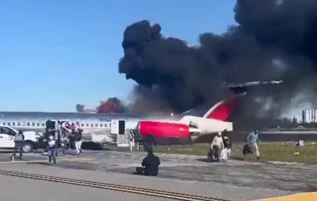 Video: Se incendia avión con más de 120 pasajeros en Miami