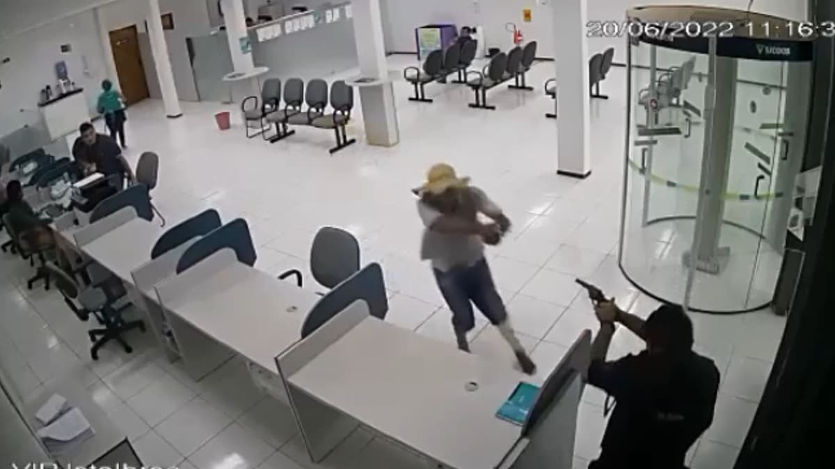 Vigilante dispara en el cuello a sujeto que intentó robar un banco