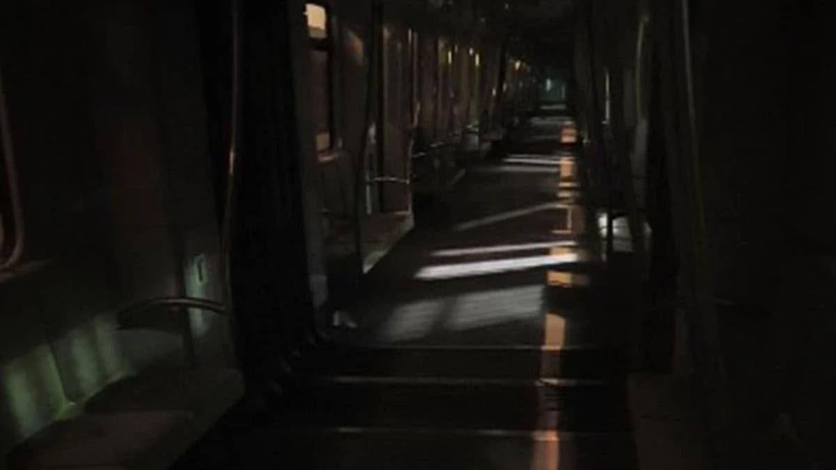 Joven se queda dormido en el metro y termina encerrado a oscuras: 'nadie viene'